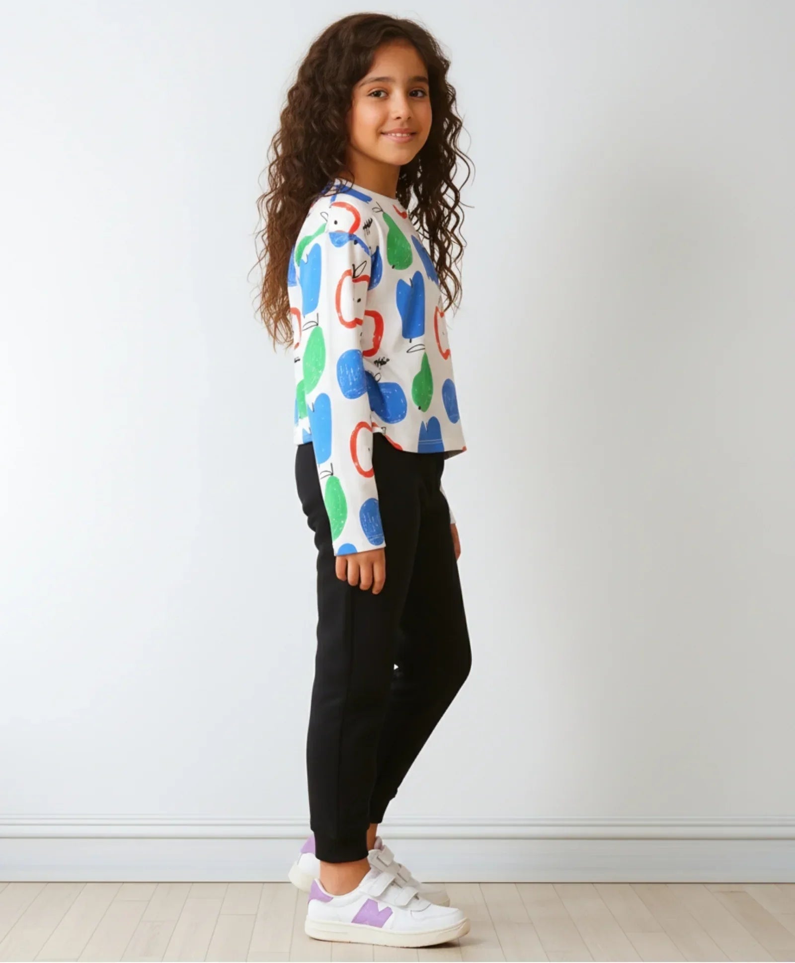 APPLE PEAR LONG SLEEVE GRILS T-SHIRT BLACK FLEECE JOGGER SET - WHITE/BLACK